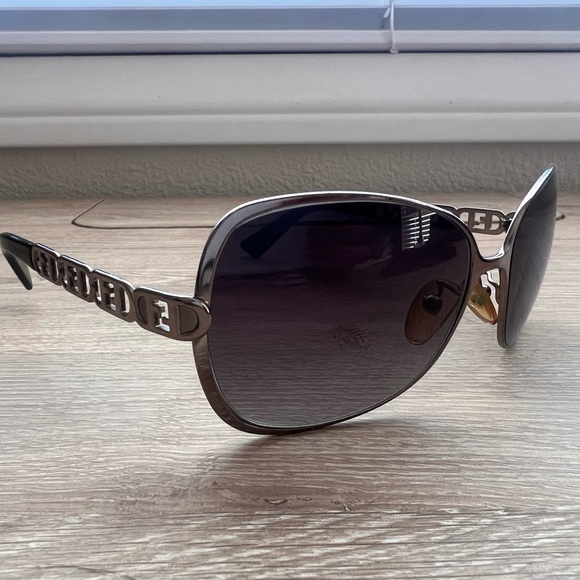 Fendi Black Sunglasses with Sleek Design - Picture 2 of 8